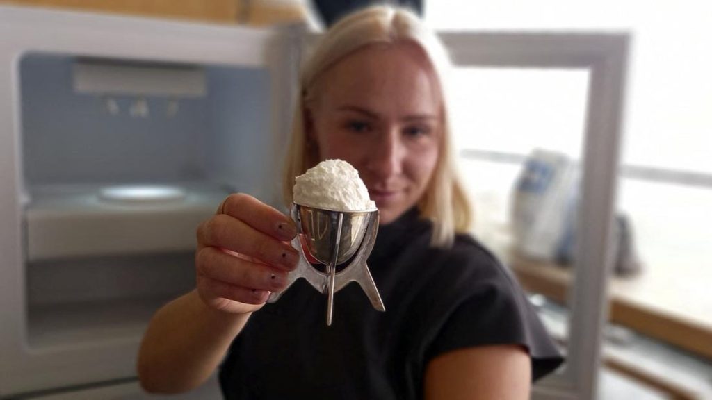 FOTO: Es Krim Vanila ‘Rasa Bersalah’ yang dimaksud Terbuat dari Plastik