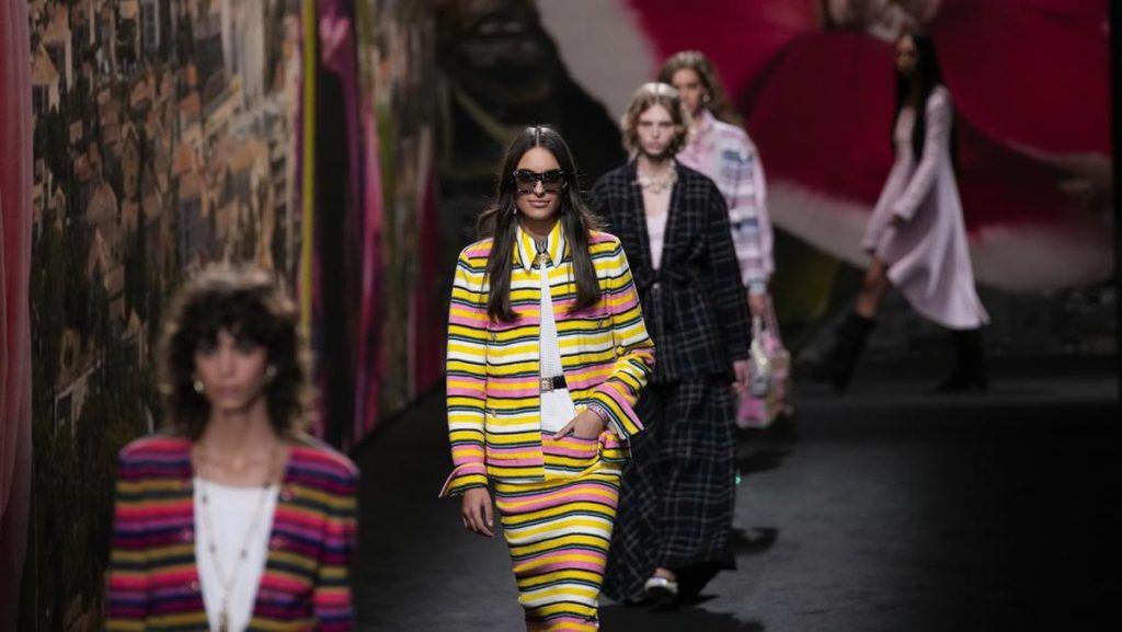 FOTO: Chanel yang tersebut Tak Biasa, Santai Bersahaja dalam Bawah Mentari