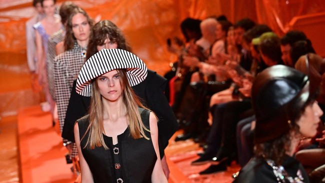 Inovasi lalu Tradisi yang tersebut Berkelindan dalam Show Louis Vuitton